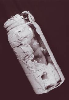 Der ausgegrabene Glasbehalter. © Archiv des Museums Auschwitz.